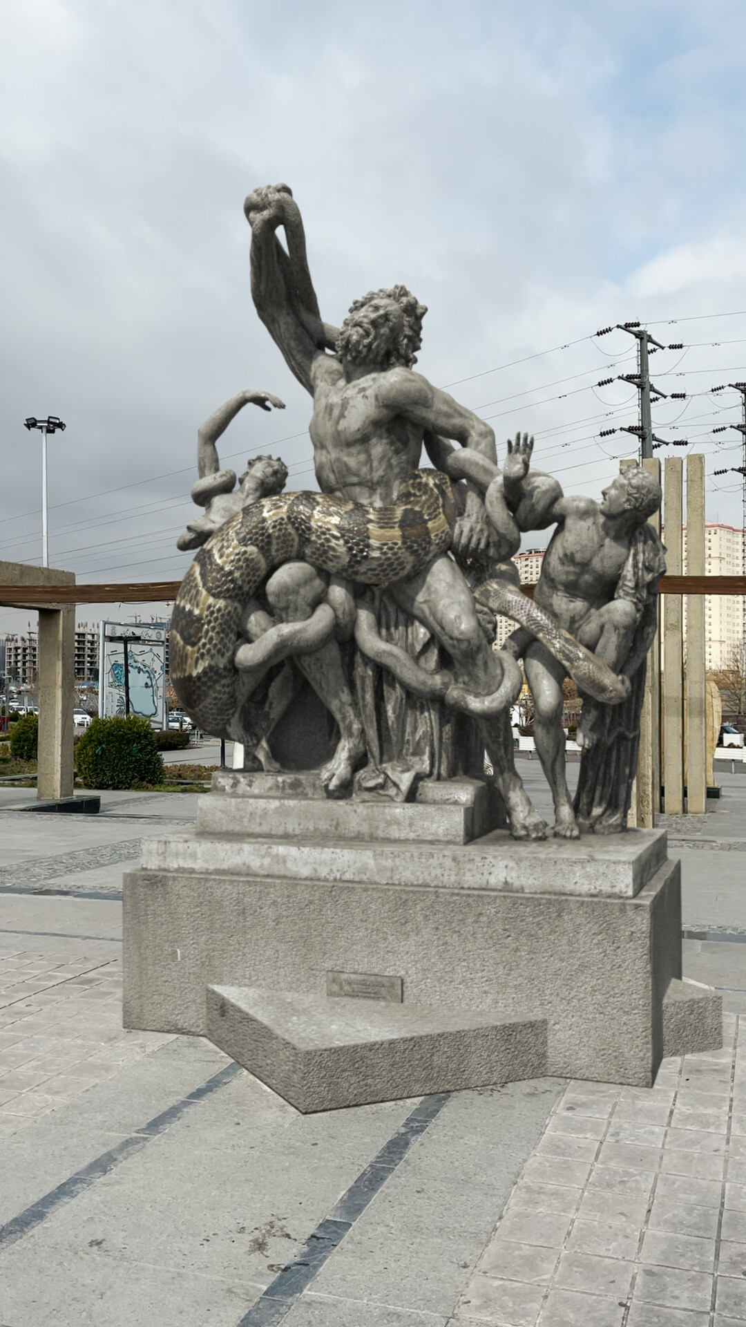 وجود مار عظیم الجثه روی مجسمه ای دریاچه - تصویر 14058