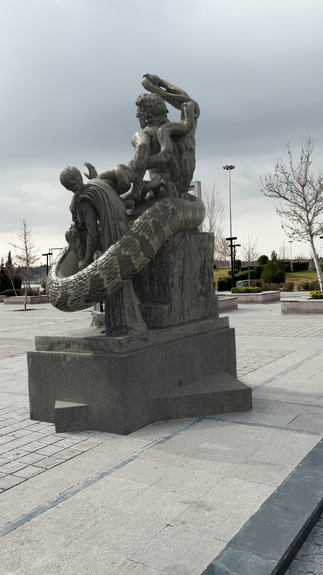 وجود مار عظیم الجثه روی مجسمه ای دریاچه - تصویر 14059