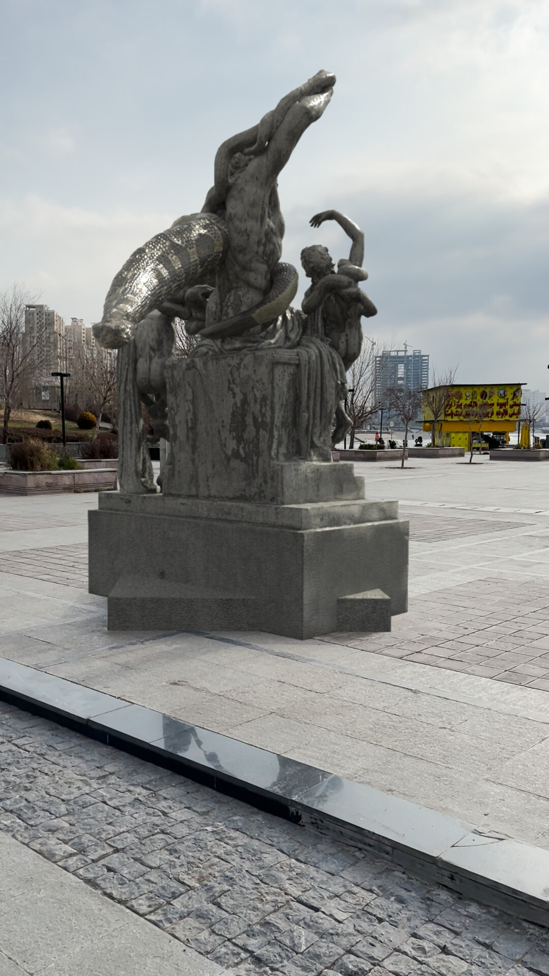 وجود مار عظیم الجثه روی مجسمه ای دریاچه - تصویر 14060