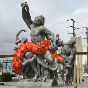 وجود مار عظیم الجثه روی مجسمه ای دریاچه